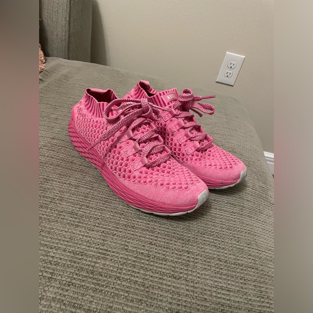 Size womens 9 or mens 7.5 pink NOBULL fly knit sneaker